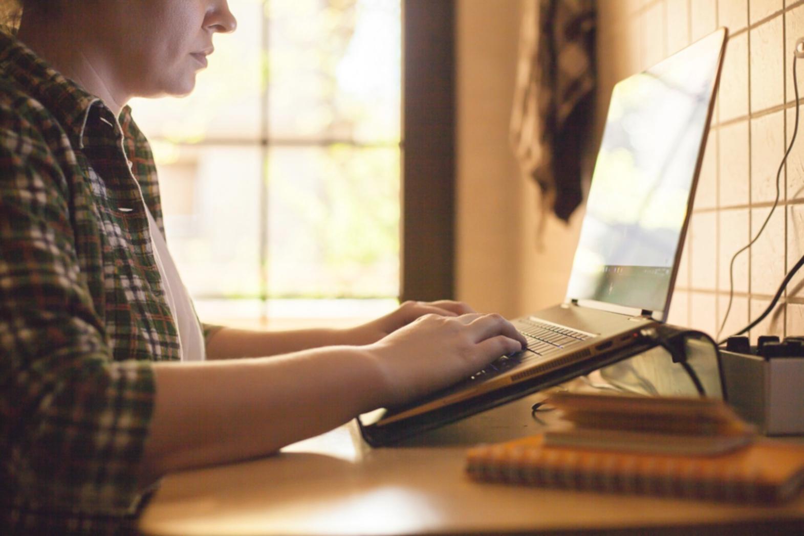 Équipe ardynelqora travaillant ensemble sur des projets de gestion budgétaire